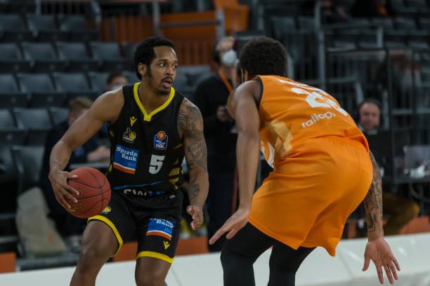 对手防线退 对手防线退